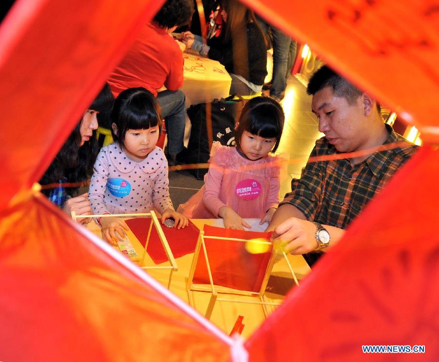 Make decorations and snacks to greet Spring Festival