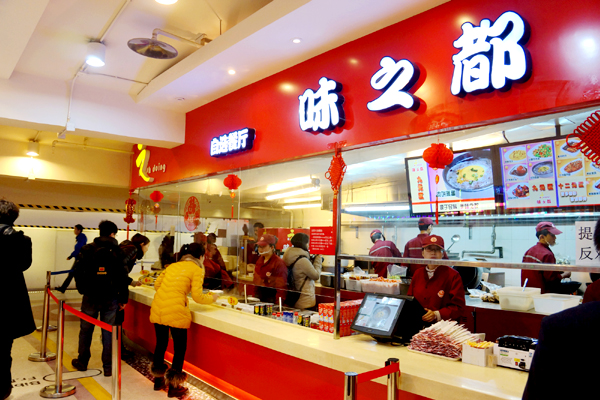 Fast food restaurants recruit robots in kitchen