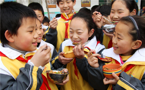 Chinese enjoy Longtaitou Festival traditional food