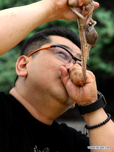 Koreans eat live octopuses during local food festival