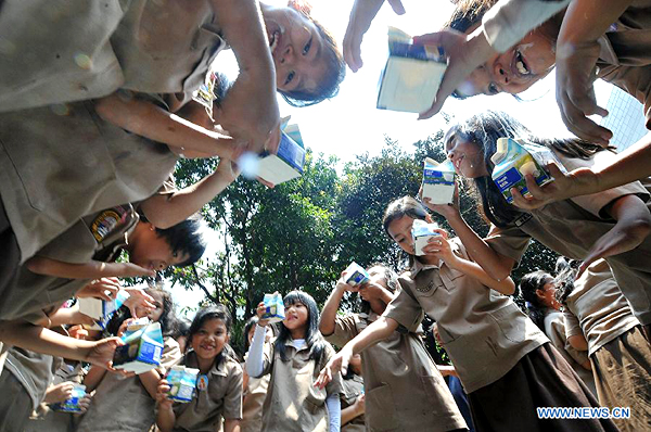 Indonesian students hold milk to mark World School Milk Day