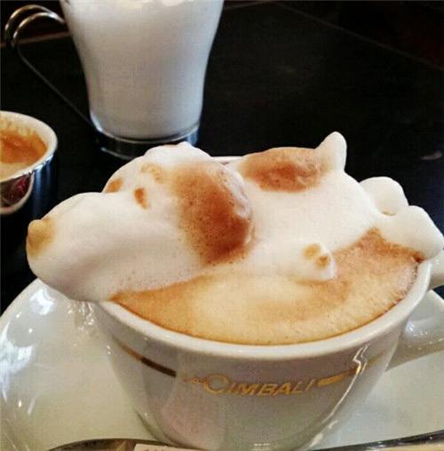 Artist makes 3D works out of coffee froth