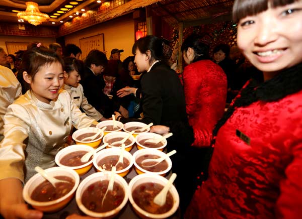 Restaurant gives away congee to mark special day