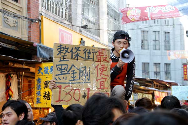 Crowds pack historic Taipei New Year market