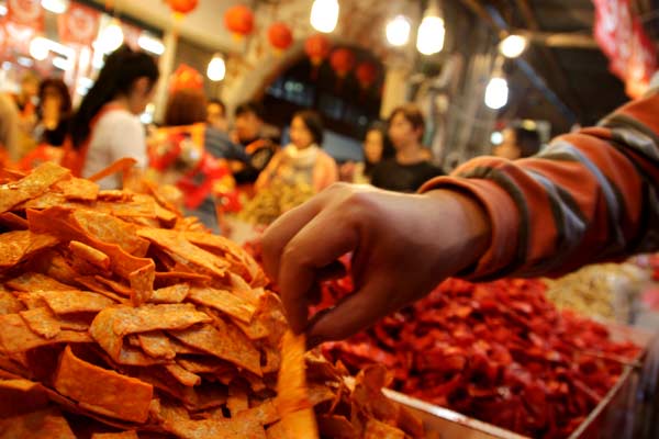 Crowds pack historic Taipei New Year market