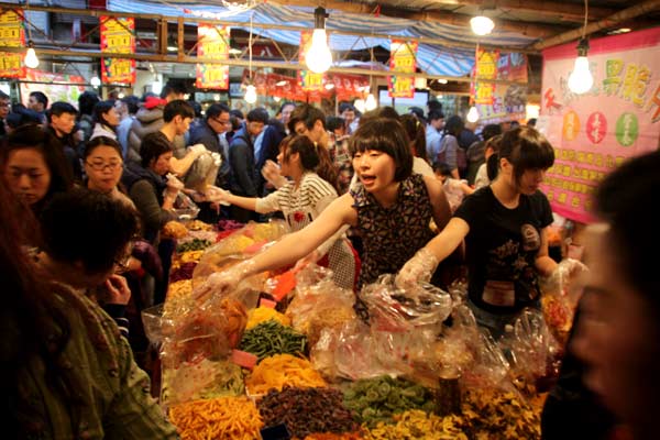 Crowds pack historic Taipei New Year market