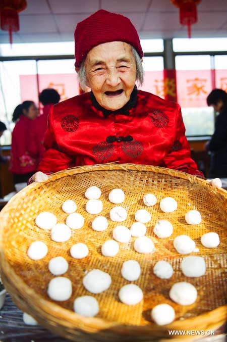 People make traditional snack to celebrate upcoming lantern festival