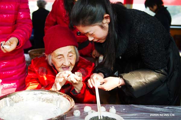 People make traditional snack to celebrate upcoming lantern festival