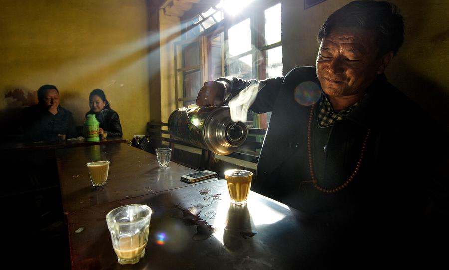 People enjoy drinking sweet tea in spare time in Lhasa