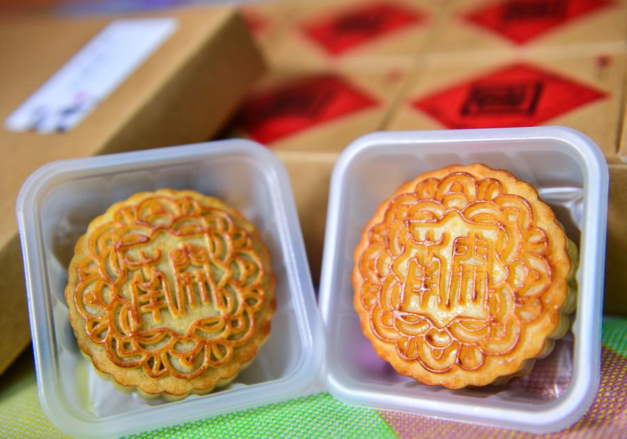 Students launch mooncakes named after Nankai University