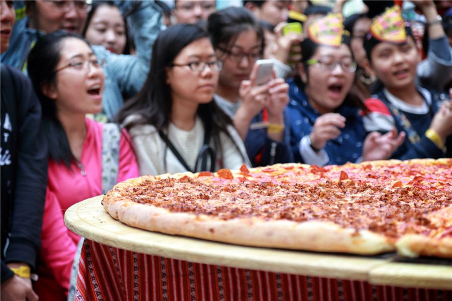 Taste buds tickled at Beijing's biggest pizza party