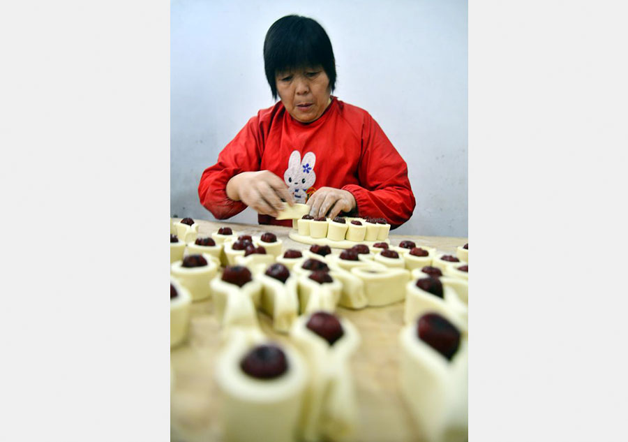 Villagers make flowery cakes to embrace Spring Festival