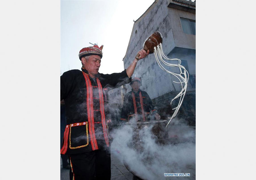 Villagers in SW China make sweet potato vermicelli for lunar New Year