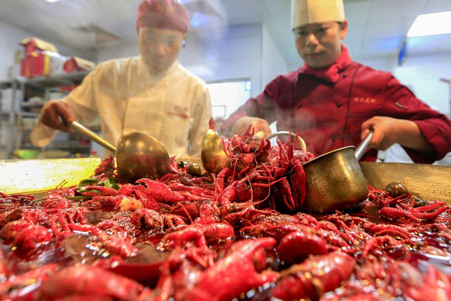Int'l crayfish festival held in Xuyi, China's Jiangsu