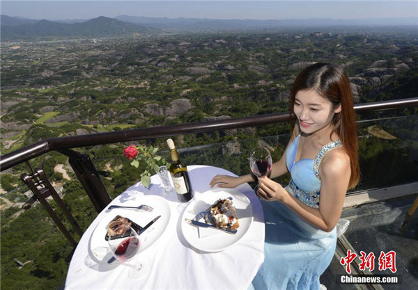 Restaurant uses glass skywalk to attract visitors