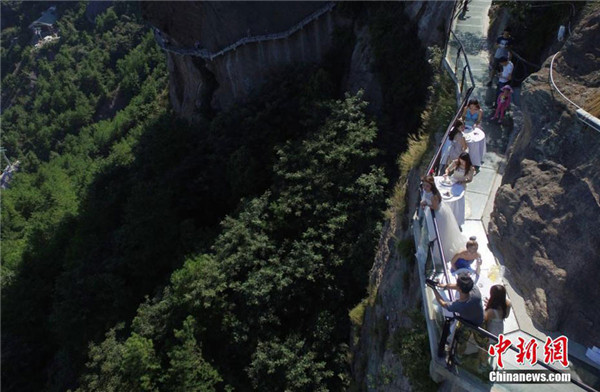 Restaurant uses glass skywalk to attract visitors
