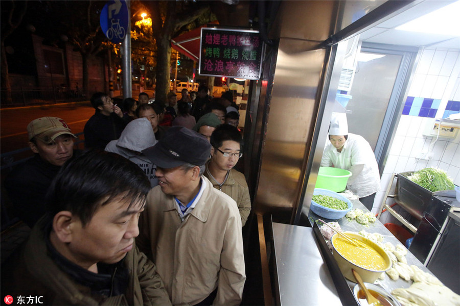 Famous Shanghai scallion pancake shop reopens with license