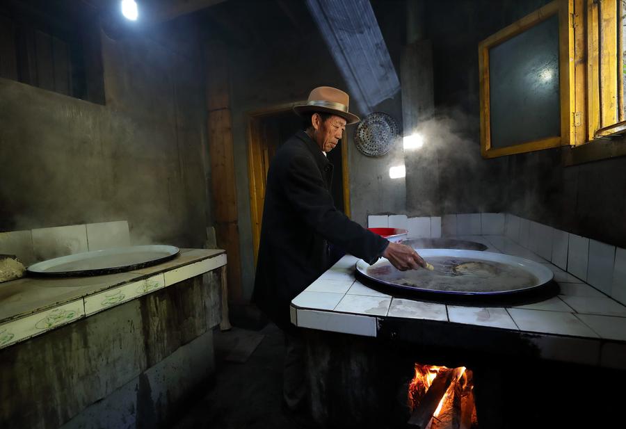 Pear syrup workshop in China's Sichuan province