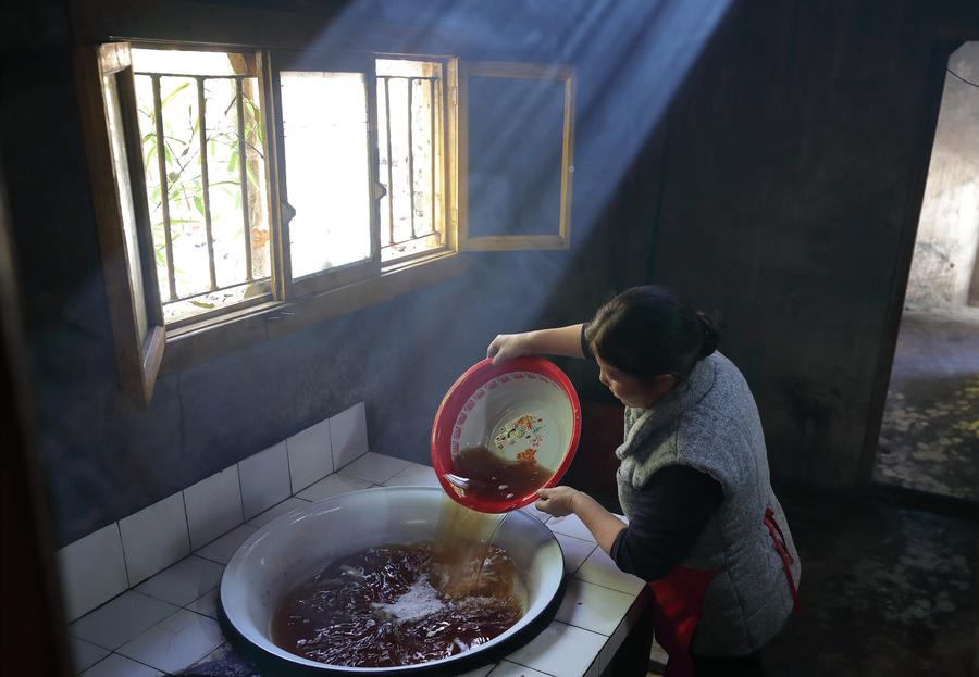 Pear syrup workshop in China's Sichuan province