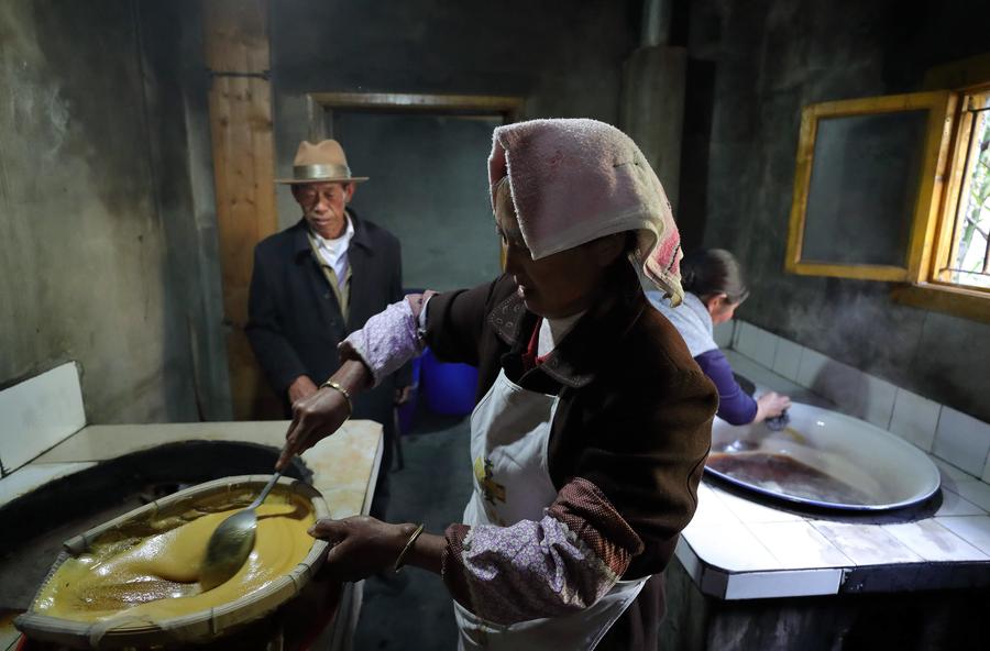Pear syrup workshop in China's Sichuan province