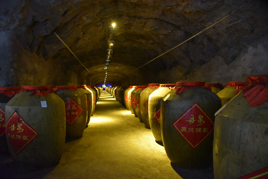 Baijiu storage facility lifts spirits of poverty-stricken families