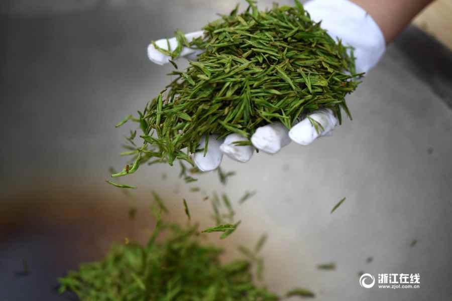 Tea-leaf frying contest held in Southeast China