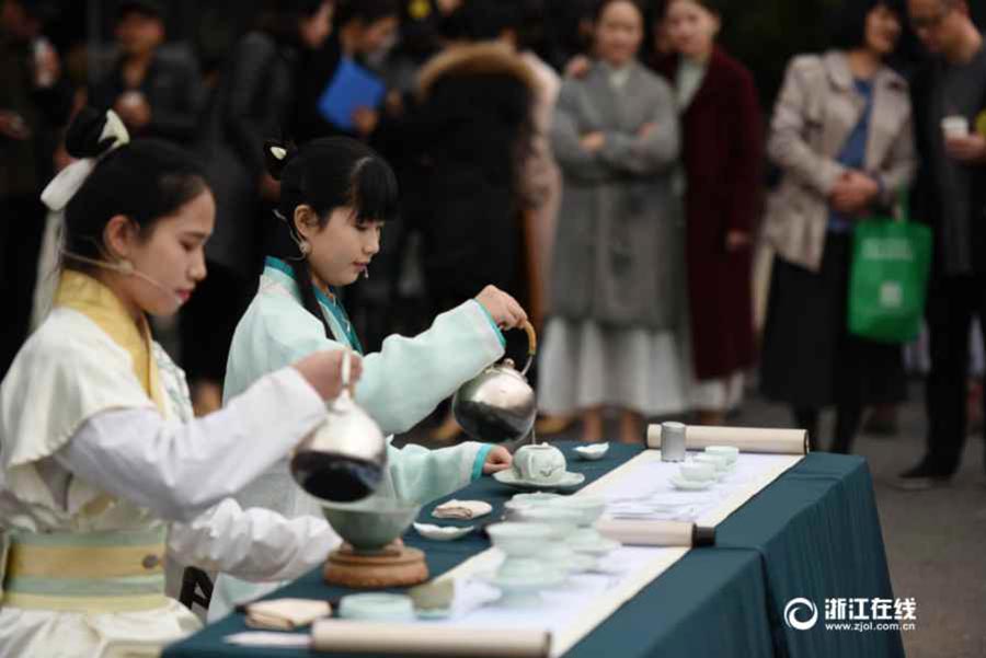Tea-leaf frying contest held in Southeast China