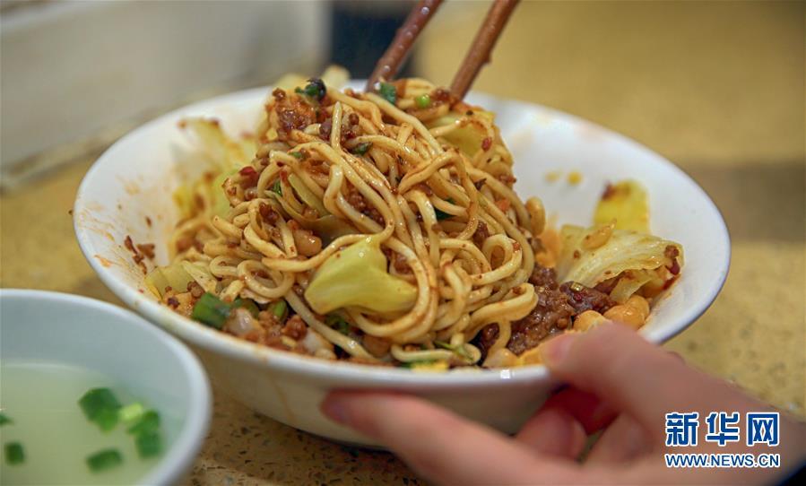 Chongqing small noodle mixed with 10 types of seasonings
