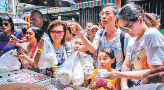 Tough cookies brave heights at Hong Kong bun festival