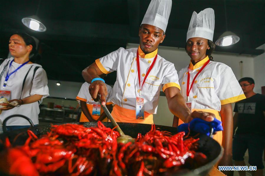 Lobster cuisine championship held in E China's Jiangsu