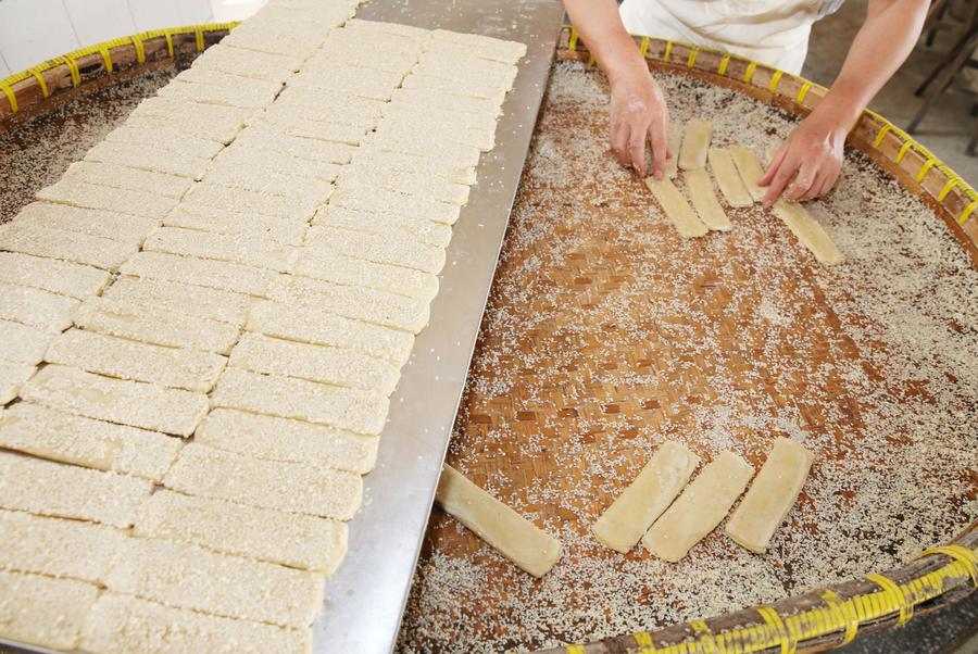 Sesame seed cake: Traditional food of Xiting in E China