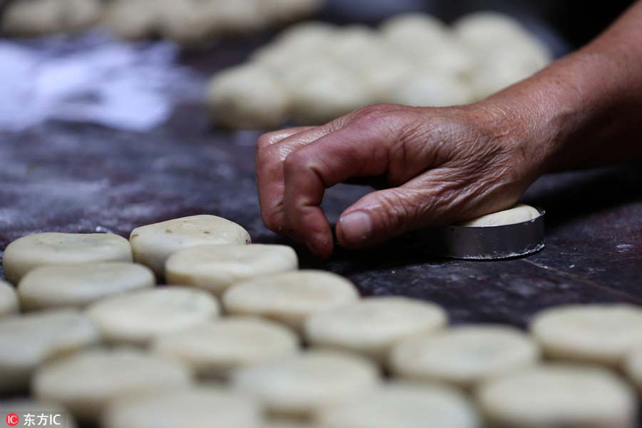 Anhui-style mooncakes bring authentic taste to E China