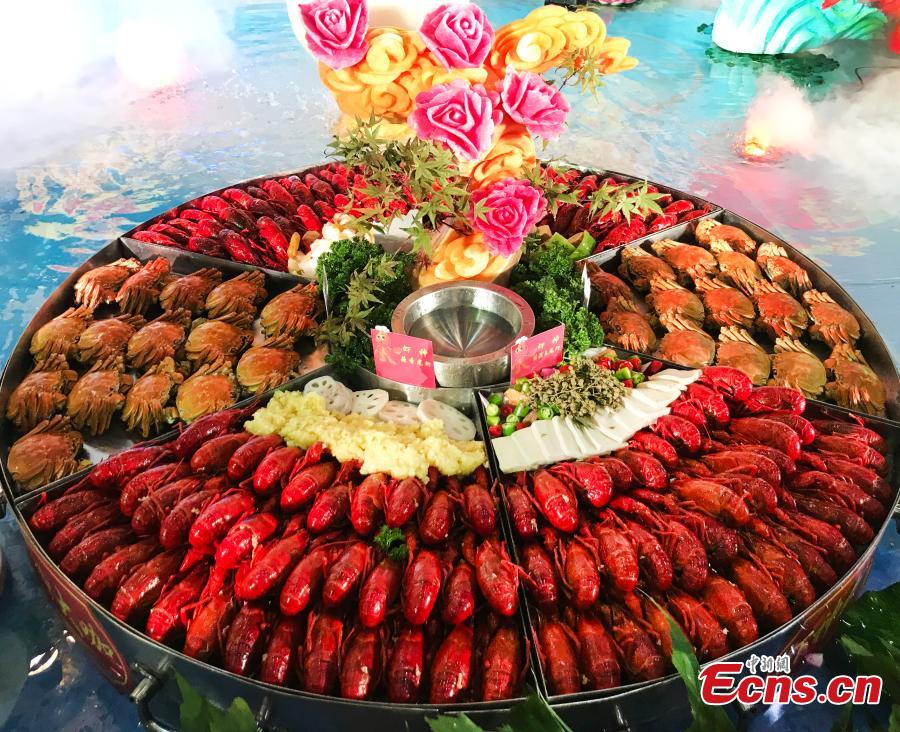 Crayfish feast held in eastern city