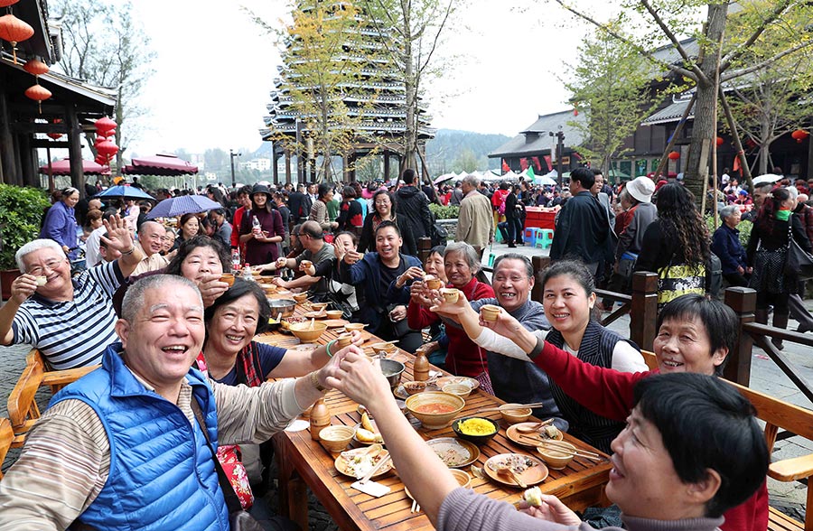 20,000 people share 2,140-meter long table banquet
