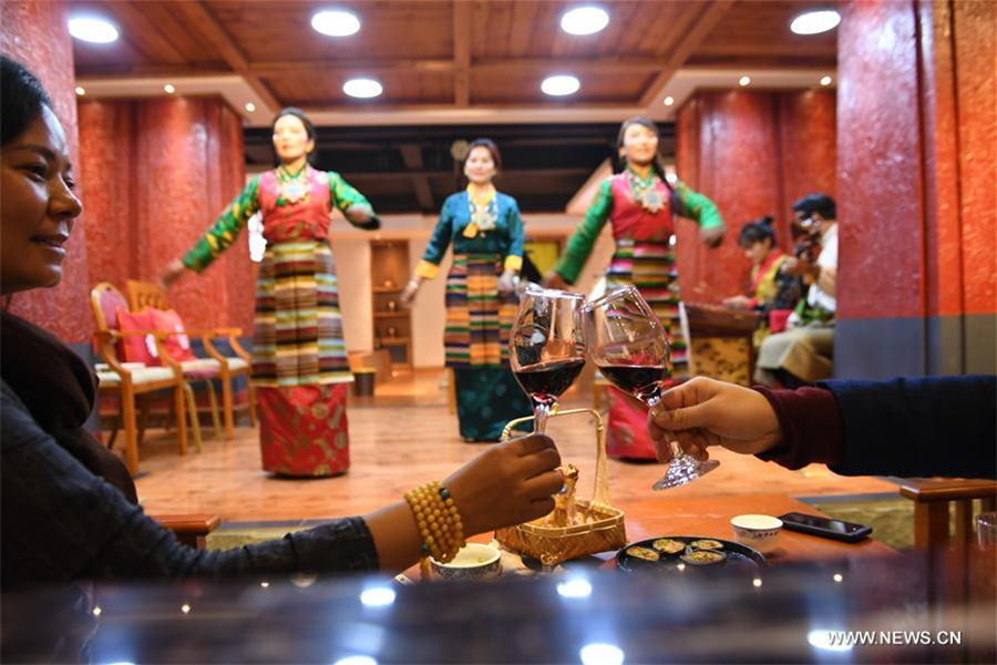 Restaurants with ethnic elements become popular in Lhasa