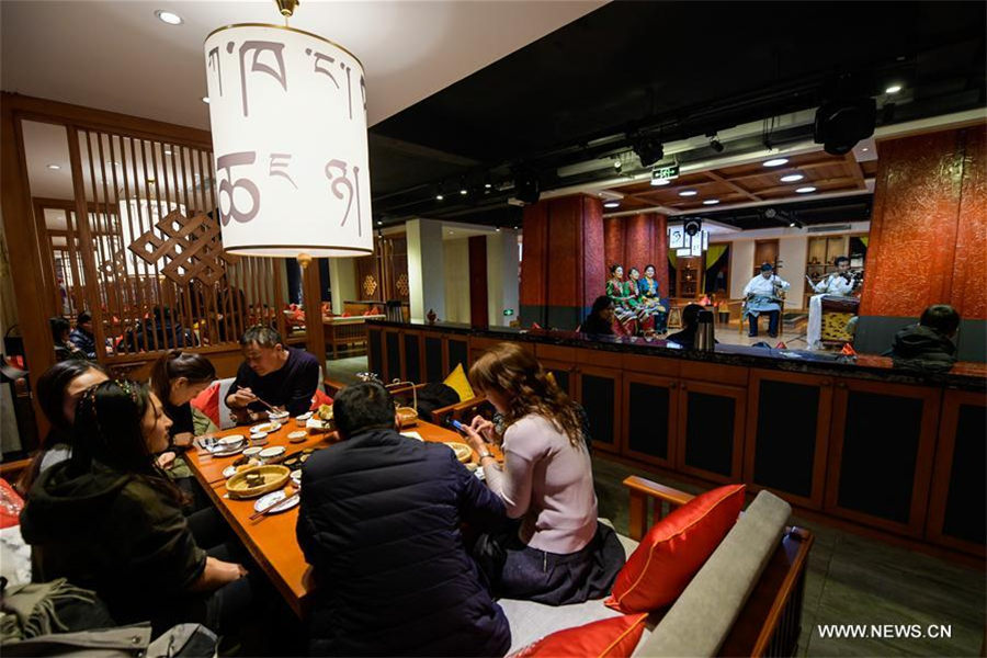 Restaurants with ethnic elements become popular in Lhasa