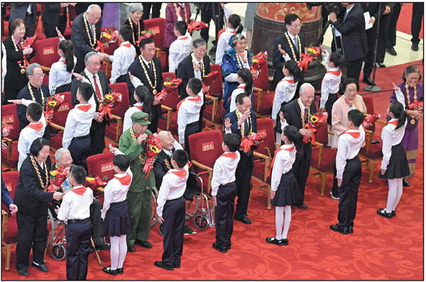 Xi congratulates heroes, role models