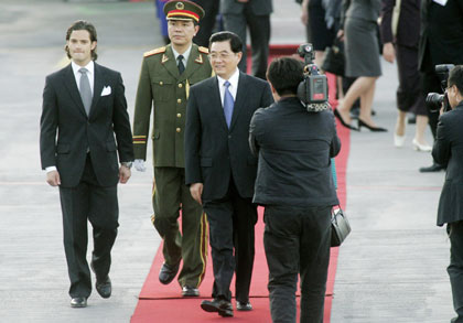Hu meets Swedish King on bilateral ties
