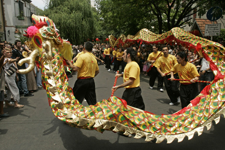 Dragon dance performed in Argentine China Street