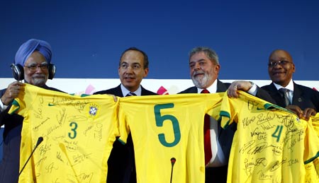 Lula presents uniforms of Brazilian national football team among G5