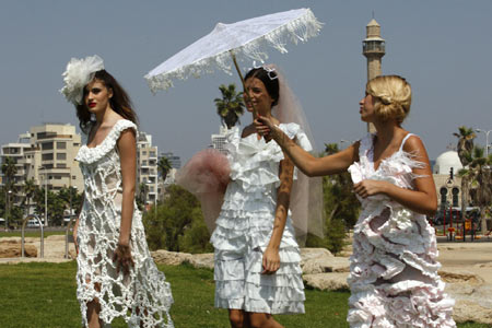 Israeli models display<FONT size=2> </FONT>paper<FONT size=2> </FONT>wedding dresses