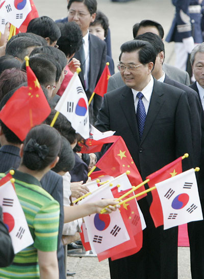 Hu arrives in Seoul for state visit