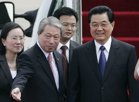 Hu arrives in Seoul for state visit