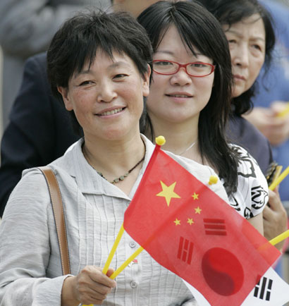 Hu arrives in Seoul for state visit