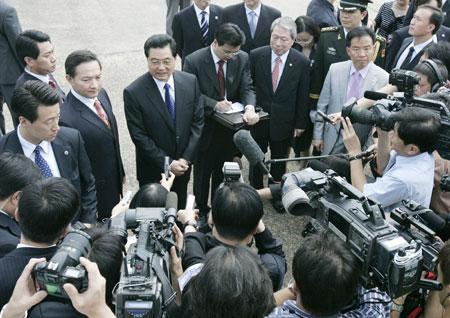 Hu arrives in Seoul for state visit