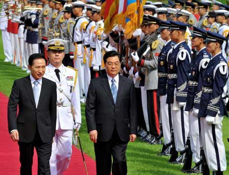 Hu arrives in Seoul for state visit