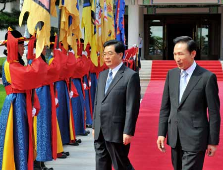 Hu arrives in Seoul for state visit