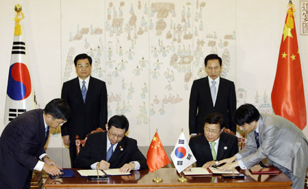 Hu arrives in Seoul for state visit