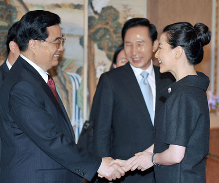 Hu arrives in Seoul for state visit