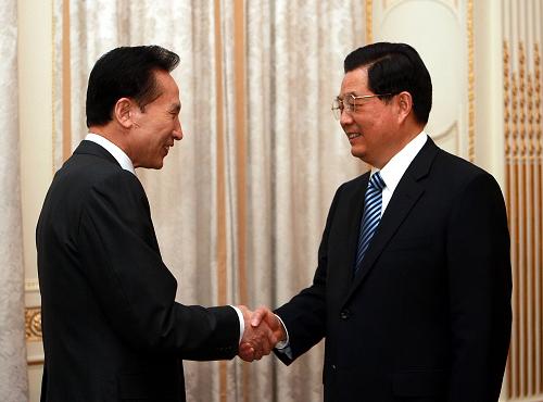 President Hu meets S Korea's Lee in London